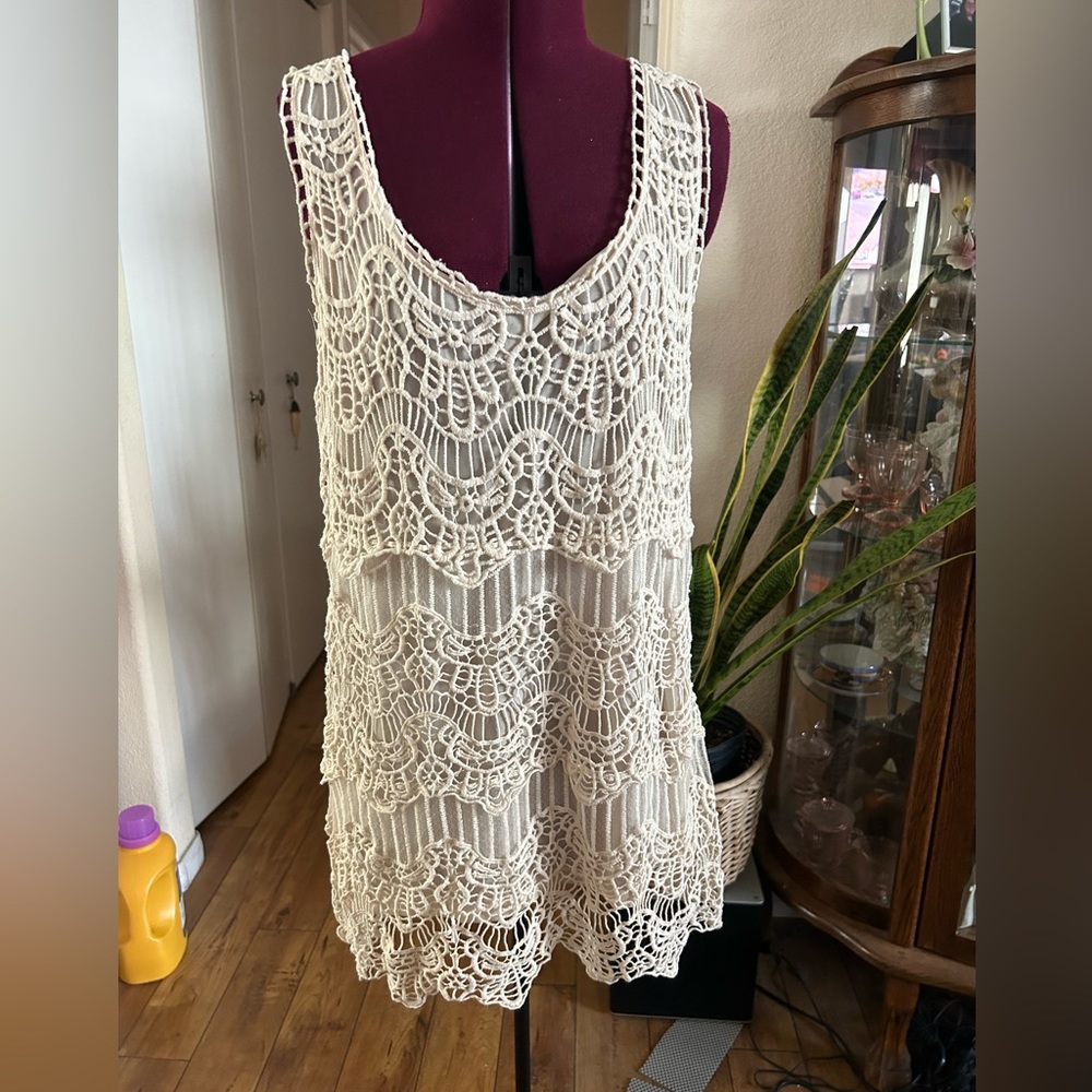 Sleeveless Lace Top a with Lining